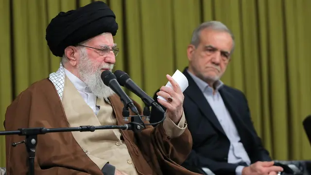 epa11858053 A handout photo made available by the Iranian Supreme Leader's office shows Iranian Supreme Leader Ayatollah Ali Khamenei (L) speaking as President Masoud Pezeshkian (R) looks on during a meeting in Tehran, Iran, 28 January 2025. EPA/IRANIAN SUPREME LEADER OFFICE / HANDOUT HANDOUT EDITORIAL USE ONLY/NO SALES