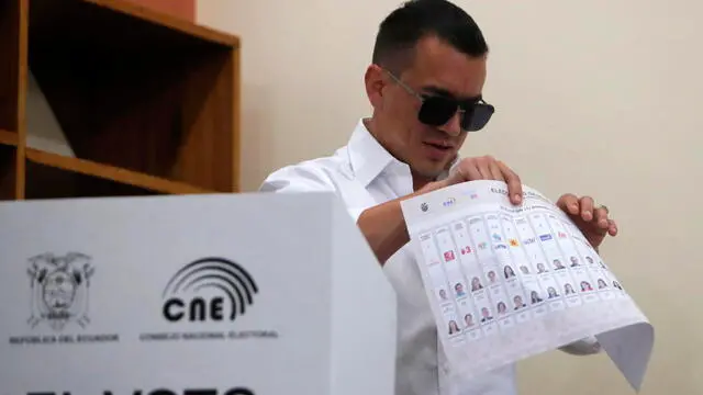 epa11884692 Ecuadorian President Daniel Noboa shows his vote at a polling station, in Olon, Ecuador, 09 February 2025. The general voting for the presidential and legislative elections in Ecuador began with more than 13.7 million voters called to the polls to elect their authorities for the period 2025-2029, with the current president, Daniel Noboa, and the candidate from the Correismo movement, Luisa Gonzalez, as the favorites for the presidency. EPA/CARLOS DURAN ARAUJO