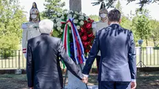Il presidente della Repubblica Sergio Mattarella e il presidente della Repubblica di Slovenia Borut Pahor hanno deposto una corona di fiori alla foiba di Basovizza, dove si stima che i partigiani jugoslavi abbiano gettato duemila italiani tra militari e civili. L'evento ha un grande valore storico: Pahor √® il primo presidente di uno dei Paesi nati dalla disgregazione della ex Jugoslavia a commemorare le vittime italiane delle foibe. I due presidenti hanno osservato un minuto di silenzio dandosi la mano, Trieste, 13 luglio 2020. Ansa/Francesco Ammendola - Ufficio per la Stampa e la Comunicazione della Presidenza della Repubblica +++ No sales, editorial use only ++