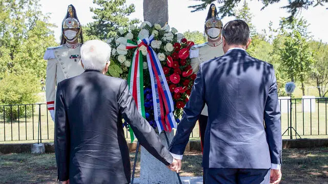 Il presidente della Repubblica Sergio Mattarella e il presidente della Repubblica di Slovenia Borut Pahor hanno deposto una corona di fiori alla foiba di Basovizza, dove si stima che i partigiani jugoslavi abbiano gettato duemila italiani tra militari e civili. L'evento ha un grande valore storico: Pahor √® il primo presidente di uno dei Paesi nati dalla disgregazione della ex Jugoslavia a commemorare le vittime italiane delle foibe. I due presidenti hanno osservato un minuto di silenzio dandosi la mano, Trieste, 13 luglio 2020. Ansa/Francesco Ammendola - Ufficio per la Stampa e la Comunicazione della Presidenza della Repubblica +++ No sales, editorial use only ++