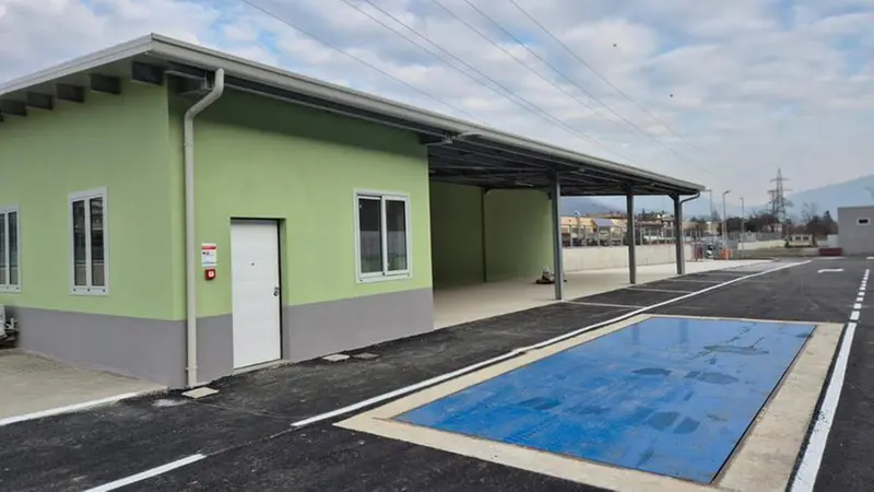 Nella nuova isola ecologica a Concesio ci saranno due operatori e un sistema di videosorveglianza © www.giornaledibrescia.it