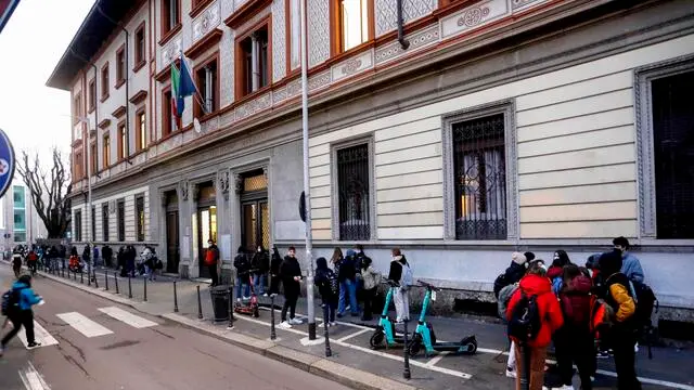 L'ingresso degli studenti il primo giorno dopo il ritorno dalle vacanze natalizie al Liceo Ginnasio Statale Alessandro Manzoni a Milano, 7 gennaio 2022.ANSA/MOURAD BALTI TOUATI