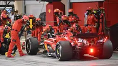 Charles Leclerc con i meccanici della Ferrari - Foto Ansa © www.giornaledibrescia.it