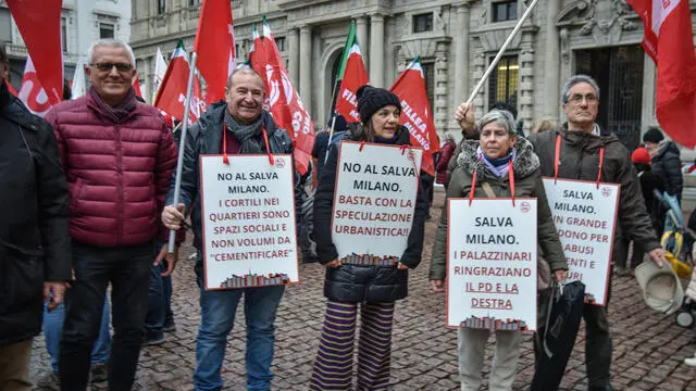 Presidio di protesta contro il decreto salva-Milano in occasione del consiglio comunale a Palazzo Marino, 10 Febbraio 2025 ANSA/MATTEO CORNER