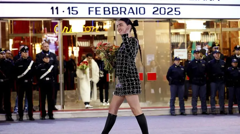 La sfilata sul Green Carpet a Sanremo 2025