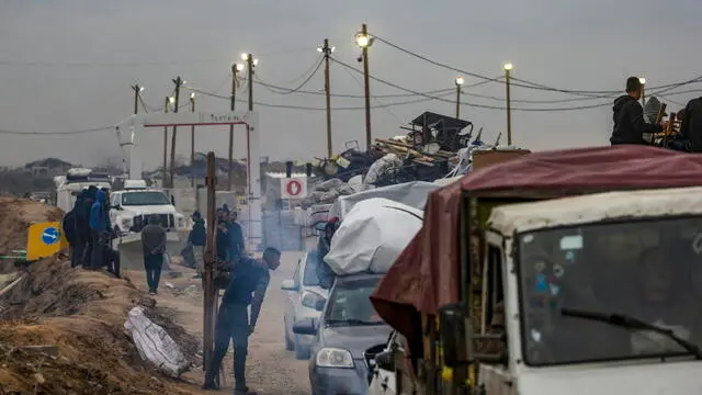 epa11884941 Palestinians travel from the southern Gaza Strip towards the north following the withdrawal of Israeli troops from the Netzarim Corridor, central Gaza Strip, 09 February 2025. The Israeli military on 09 February withdrew from the key corridor of Netzarim dividing the Gaza Strip, amid the ongoing ceasefire agreement between Israel and Hamas. EPA/MOHAMMED SABER