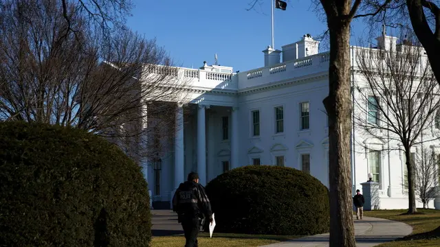 epa11887108 A Secret Service member passes the White House, Washington, DC, USA, 10 February 2025. US President Donald Trump has announced the US will impose 25% tariffs on all steel and aluminum imports. EPA/WILL OLIVER