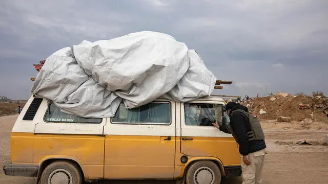 epa11886512 Egyptian soldiers direct Palestinians heading north from the southern Gaza Strip after Israeli forces withdrew from the Netzarim crossing, central Gaza Strip, 10 February, 2025. EPA/HAITHAM IMAD