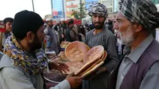 epa11882125 Afghan vendors sell bread on a roadside in Kabul, Afghanistan, 08 February 2025. The cessation of humanitarian aid from the United States, a crucial driver of development in Afghanistan, threatens to exacerbate the country's ongoing economic crisis and hinder progress in vital sectors such as education, health, and mine clearance. The suspension, following a decision by US President Trump, has already led to the shutdown of operations for numerous humanitarian organizations, including key mine clearance efforts. Taliban officials claim that the impact on the economy will be minimal and that development is funded through internal resources. EPA/SAMIULLAH POPAL