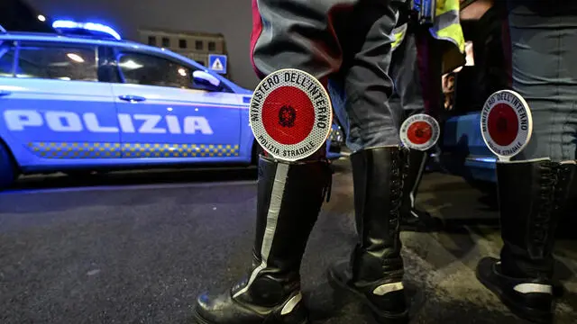 Controlli degli agenti della Polizia Stradale di Genova, dopo le novita' del Codice della Strada 2024. Genova, 19 dicembre 2024. ANSA/LUCA ZENNARO