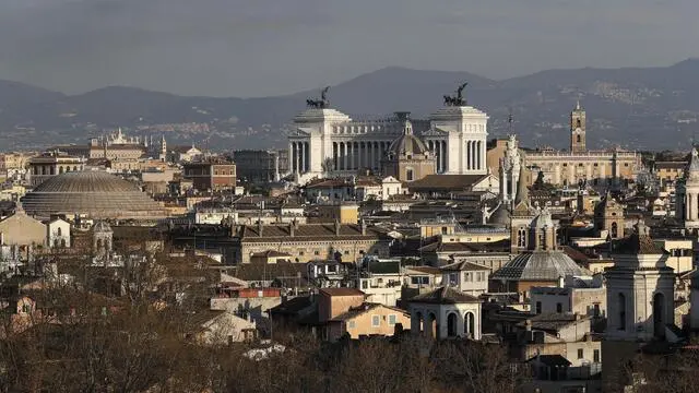 Panoramica del centro storico di Roma, Pantheon, Colosseo, Altare della Patria e Campidoglio, Roma, 21 marzo 2019. ANSA/RICCARDO ANTIMIANI