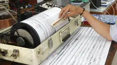 epa07248828 An officer examines a seismograph at the Anak Krakatau volcano monitoring station in Carita, Banten, Indonesia, 26 December 2018. According to the Indonesian National Board for Disaster Management (BNPB), at least 429 people are dead and 1.459 others have been injured after a tsunami hit the coastal regions of the Sunda Strait. EPA/ADI WEDA