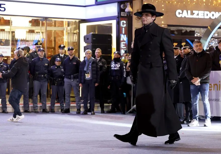 Pelle, spalline e cappotti lunghi: un assaggio dei look del 75esimo Festival di Sanremo sul green carpet