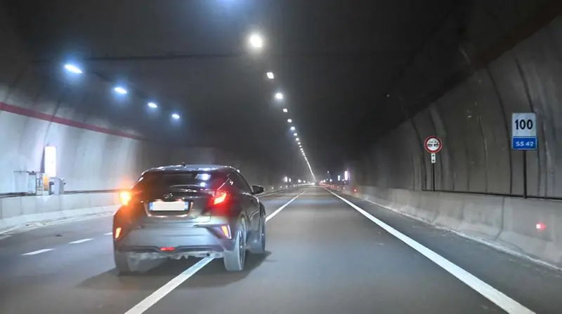 Una scena che si ripete con una certa frequenza: auto in sorpasso dove è vietato - Foto Gabriele Strada Neg © www.giornaledibrescia.it