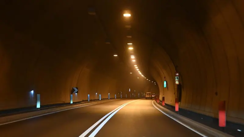 Il soprasso è vietato con doppia riga continua - Foto Gabriele Strada Neg © www.giornaledibrescia.it