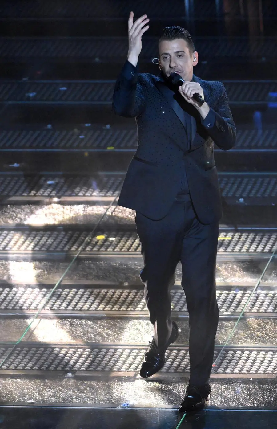 Sanremo 2025, prima serata: l'esibizione di Francesco Gabbani