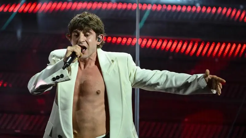Sanremo 2025, prima serata: l'esibizione di Rkomi