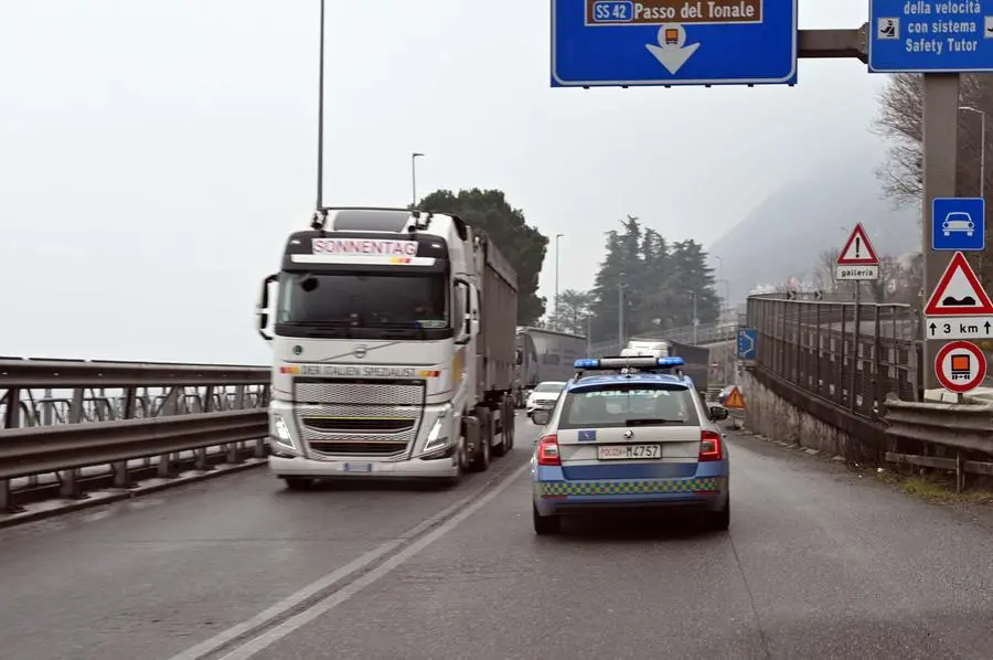 La Polizia stradale impegnata nei controlli sulla Ss42