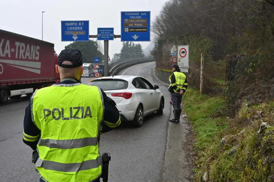 La Polizia stradale impegnata nei controlli sulla Ss42