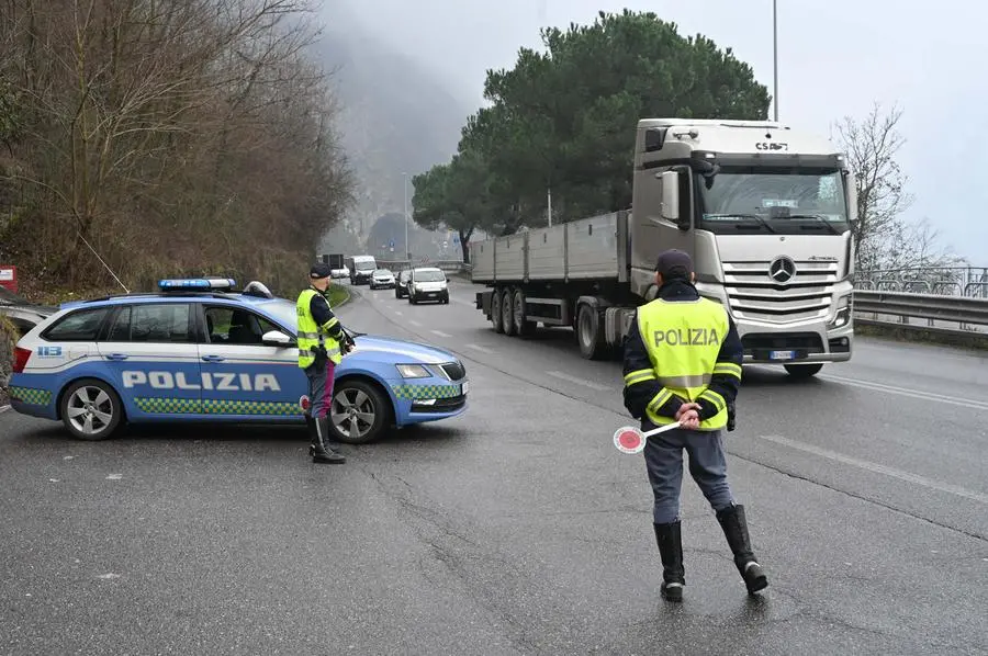 La Polizia stradale impegnata nei controlli sulla Ss42