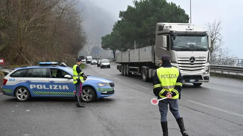 La Polizia stradale impegnata nei controlli sulla Ss42