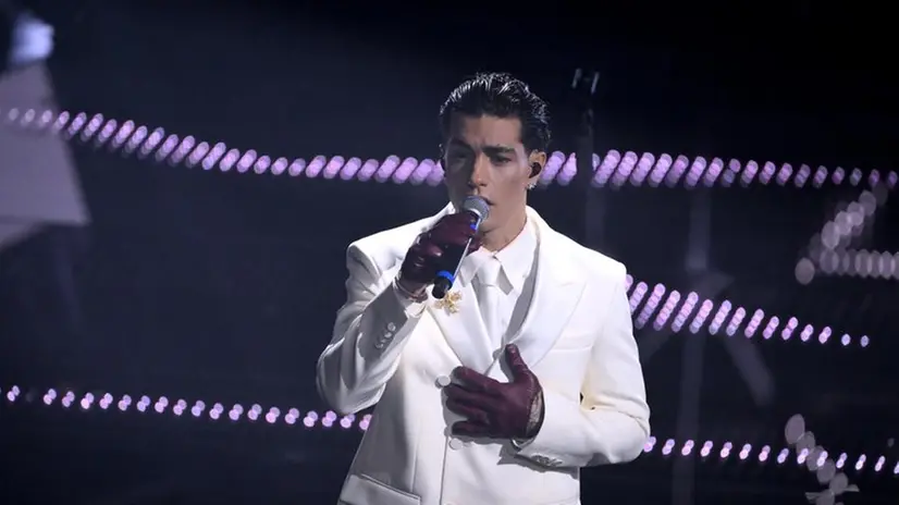 Sanremo 2025, prima serata: l'esibizione di Tony Effe