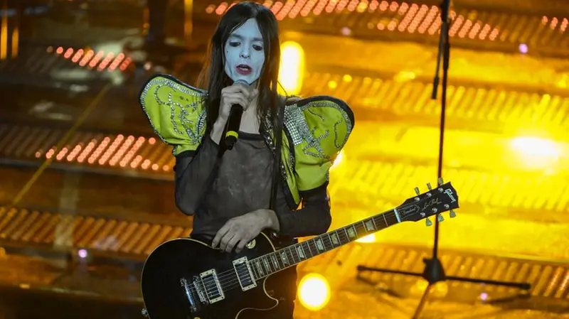 Sanremo 2025, prima serata: l'esibizione di Lucio Corsi