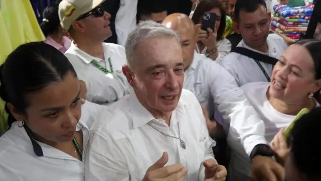 epa11819006 Former Colombian President Alvaro Uribe (2002-2010) arrives at a rally in Cucuta, Colombia, 11 January 2025. Uribe called for a United Nations-backed international intervention in Venezuela to remove Chavista leader Nicolas Maduro from power following his inauguration on 10 January 2025 after his disputed reelection for another term as Venezuela's president. EPA/MARIO CAICEDO