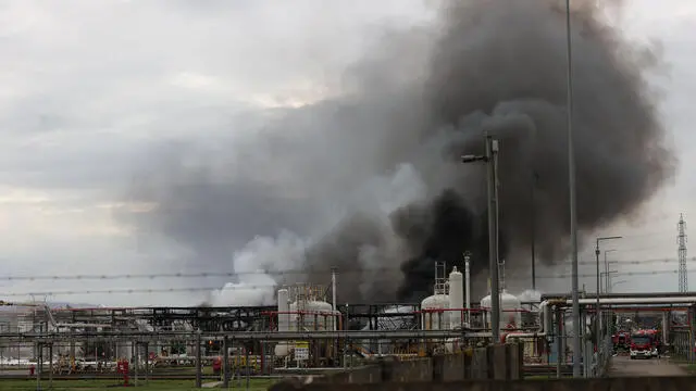 Esplosione avvenuta in una raffineria a Calenzano (Firenze), 9 dicembre 2024. La colonna di fumo è visibile anche dai comuni vicini, sul posto il sistema di regionale di emergenza sanitaria, vigili del fuoco e forze dell'ordine. Firenze 9 Dicembre 2024 ANSA/CLAUDIO GIOVANNINI