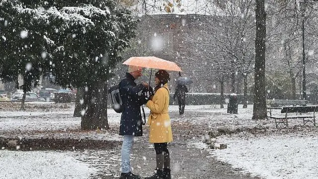 Una coppia si bacia mentre nevica a Torino, 13 dicembre 2019 ANSA/ ALESSANDRO DI MARCO