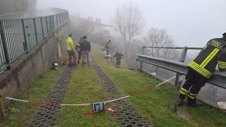 Auto in una scarpata a Villanuova: i soccorsi