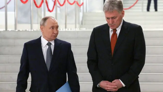 epa11793842 Russian President Vladimir Putin (L) and Russian Presidential Press Secretary Dmitry Peskov Dmitry Peskov arrive for a meeting of the Supreme Eurasian Economic Council at the Igora ski resort, near St. Petersburg, Russia, 26 December 2024. EPA/GAVRIIL GRIGOROV/SPUTNIK/KREMLIN POOL MANDATORY CREDIT