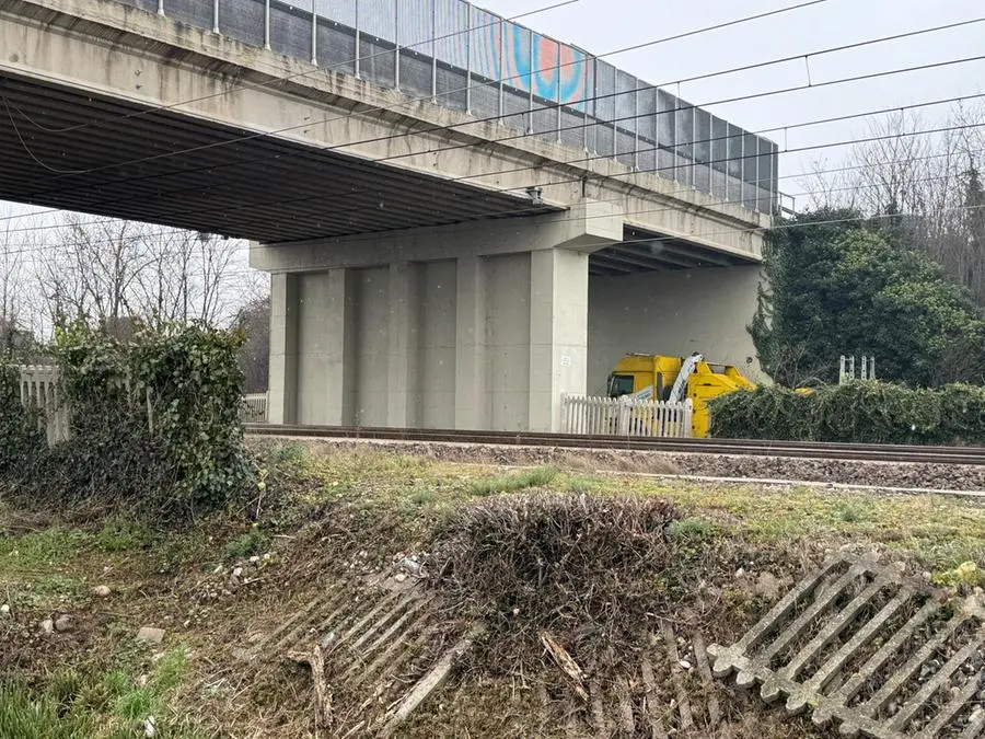 Trovato un cadavere sui binari a Desenzano