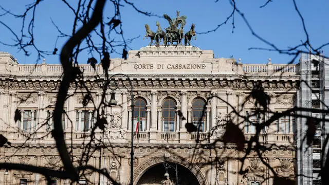 Veduta esterna del palazzo della Corte Suprema di Cassazione. Oggi le Sezioni Unite penali della Cassazione esaminano il tema relativo al saluto romano effettuato nel corso di una manifestazione pubblica, Roma, 18 Gennaio 2024. ANSA/GIUSEPPE LAMI