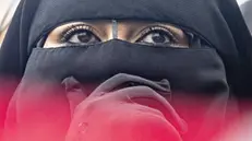 Una donna con il niqab - Foto Ansa © www.giornaledibrescia.it