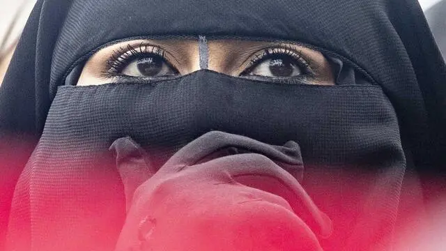 Una donna con il niqab - Foto Ansa © www.giornaledibrescia.it