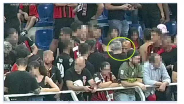 Christian Rosiello, assieme a Marco Donato Paolino (non visibile), avvicina un uomo e lo aggredisce durante l'intervallo della partita Milan-Torino nel settore del “1° anello blu” il 26 agosto 2023. ANSA (npk)