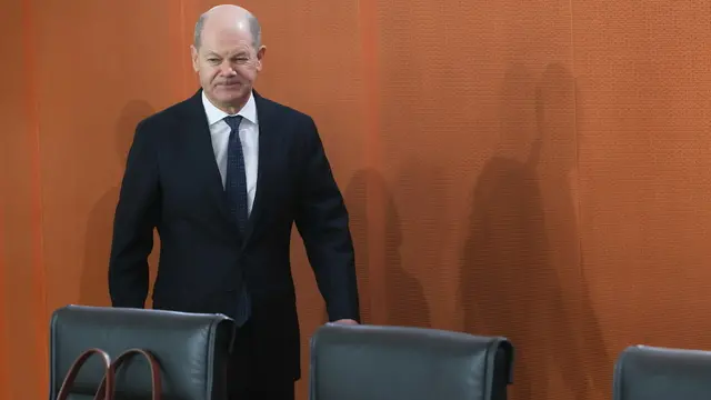 epa11890139 German Chancellor Olaf Scholz arrives for the weekly cabinet meeting of the German government at the Chancellery in Berlin, Germany, 12 February 2025. EPA/FILIP SINGER