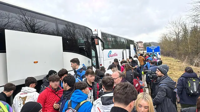 Turisti in arrivo a Roccaraso a bordo dei pullman, 02 febbraio 2025. È il giorno della prova dei fatti per Roccaraso, la cittadina dell'Alto Sangro chiamata a fare i conti con l'invasione del turismo campano. I primi bus sono arrivati questa mattina e hanno passato la "dogana" allestita tra Castel di Sangro e Rionero Sannitico. Poi, come previsto, il filtro dei passeggeri è avvenuto sulla statale 17, a Roccaraso, nei pressi dell'Istituto Alberghiero. Qui è stato allestito il quartiere generale delle forze dell'ordine tra polizia, carabinieri e vigili del fuoco. ANSA/EMANUELE VALERI