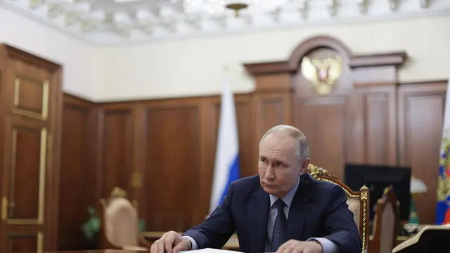 epa11880647 Russian President Vladimir Putin listens to Prime Minister Mishustin during a meeting at the Kremlin in Moscow, Russia, 07 February 2025. EPA/GAVRIIL GRIGOROV/SPUTNIK/KREMLIN / POOL MANDATORY CREDIT