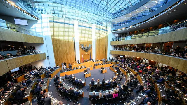 epa11679730 Lawmakers at the Austrian parliament during the election of the new parliamentary president in Vienna, in Vienna, Austria, 24 October 2024. EPA/MAX SLOVENCIK