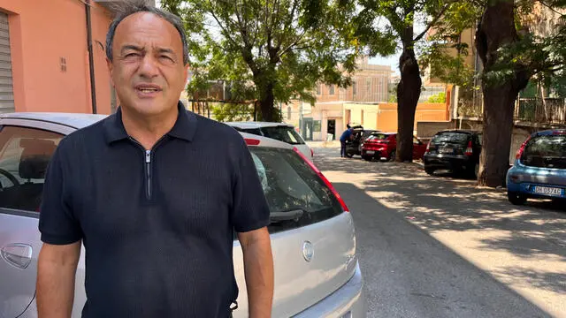 Mimmo Lucano fuori dal carcere di Reggio Calabria