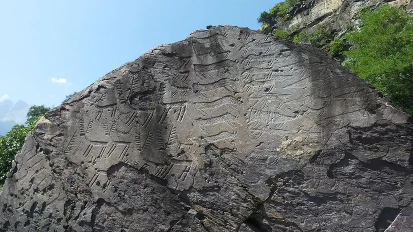 Una delle magnifiche rocce con le incisioni rupestri