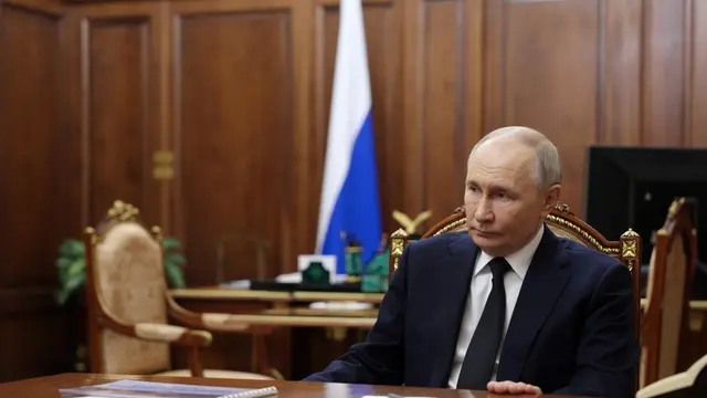 epa11886041 Russian President Vladimir Putin listens to the Head of the Donetsk People's Republic (DPR) Denis Pushilin (not pictured) during their meeting at the Kremlin in Moscow, Russia, 10 February 2025. EPA/GAVRIIL GRIGOROV / SPUTNIK / KREMLIN POOL MANDATORY CREDIT