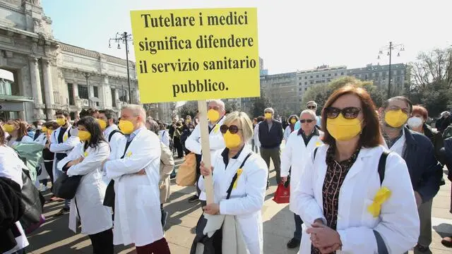 Protesta medici di medicina generale in Piazza Duca d'Aosta a Milano , 26 marzo 2022. ANSA / PAOLO SALMOIRAGO