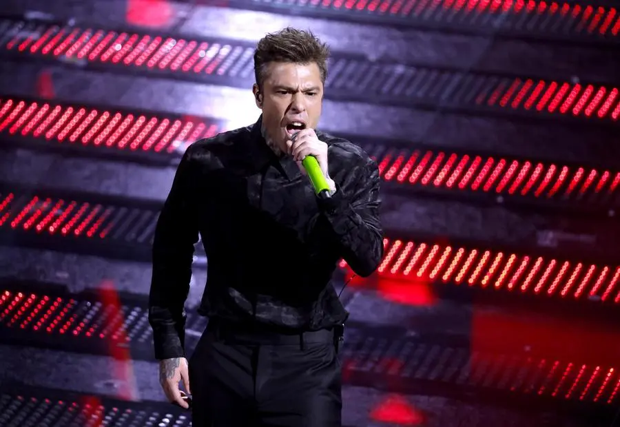 Sanremo 2025, seconda serata: l'esibizione di Fedez