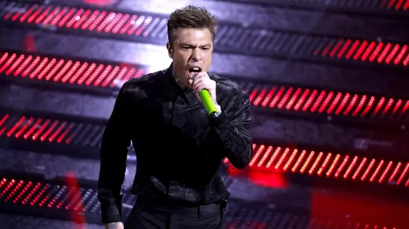 Sanremo 2025, seconda serata: l'esibizione di Fedez