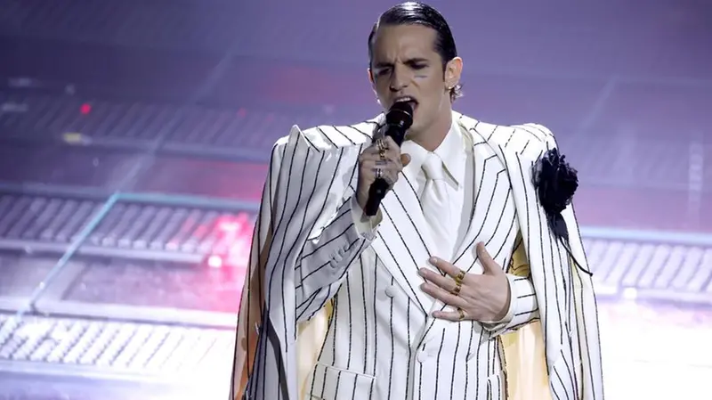 Sanremo 2025, seconda serata: l'esibizione di Achille Lauro