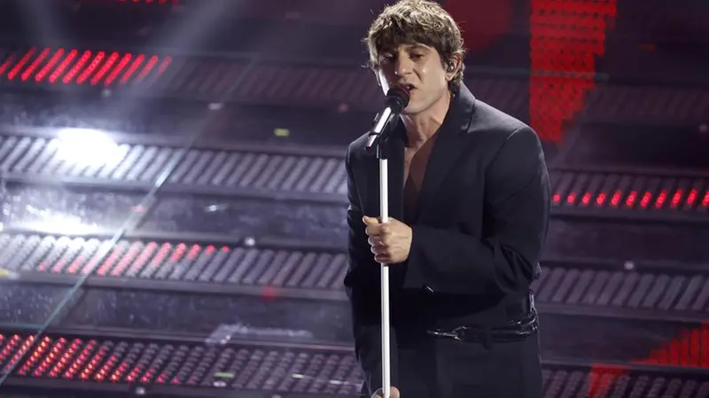 Sanremo 2025, seconda serata: l'esibizione di Rkomi