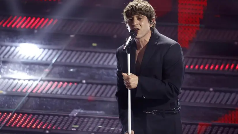 Sanremo 2025, seconda serata: l'esibizione di Rkomi